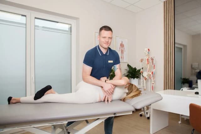 Lekarz rehabilitacji co robi? Poznaj jego kluczowe zadania i terapie