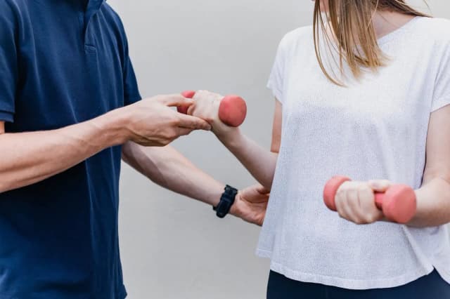 Czy fizjoterapeuta a rehabilitant to to samo? Odkryj kluczowe różnice