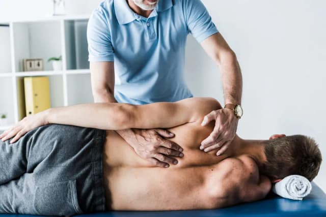 Co wziąć na rehabilitację kręgosłupa, aby uniknąć nieprzyjemności?