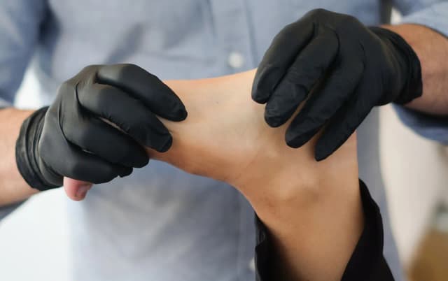 Czym się różni fizjoterapeuta od rehabilitanta – kluczowe różnice i wybór