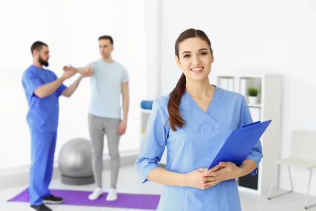 Ile zarabia fizjoterapeuta na kontrakcie? Zaskakujące różnice w wynagrodzeniach