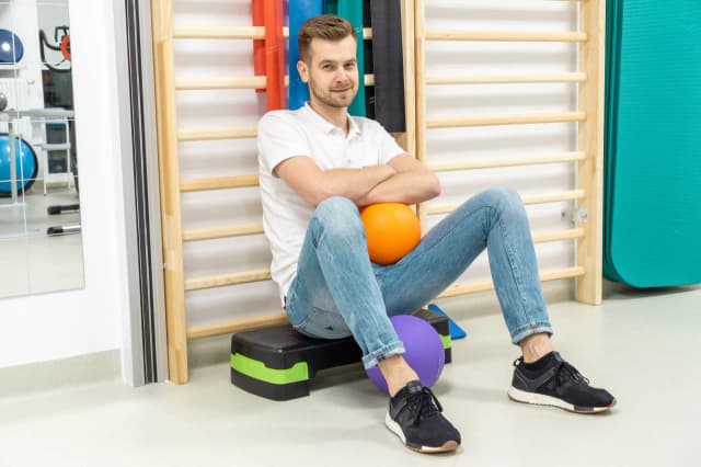 Czy warto studiować fizjoterapię? Odkryj zalety i wyzwania tego kierunku